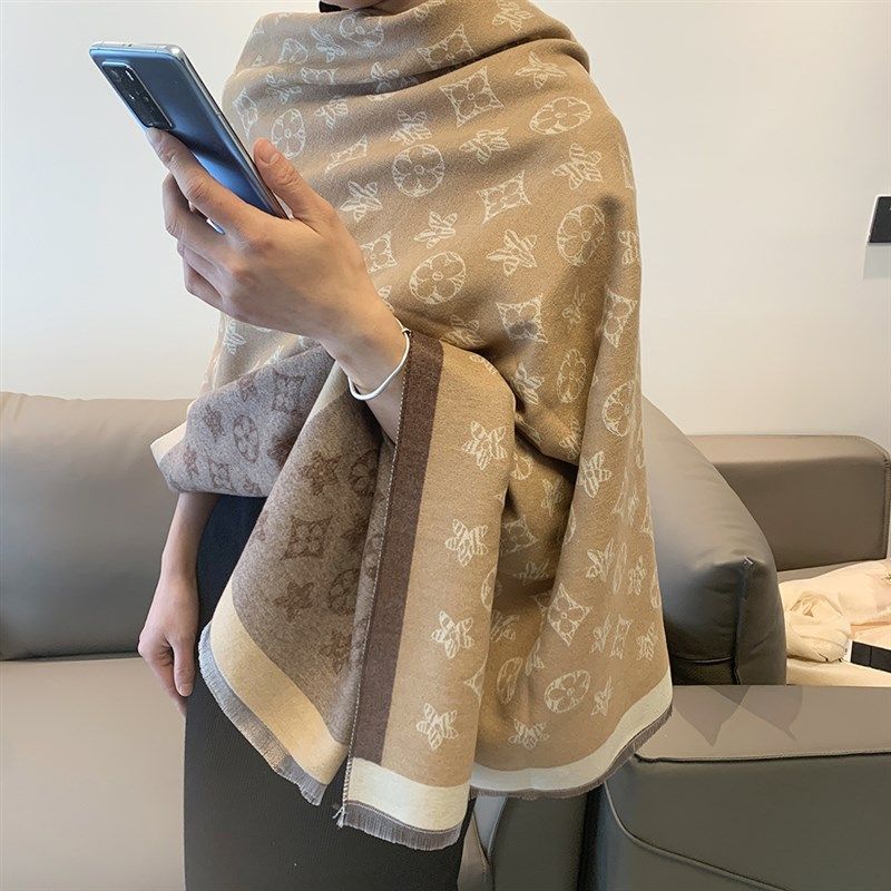 夏天空调房披肩老花围巾两用女冬季保暖百搭办公室披风长加厚围脖