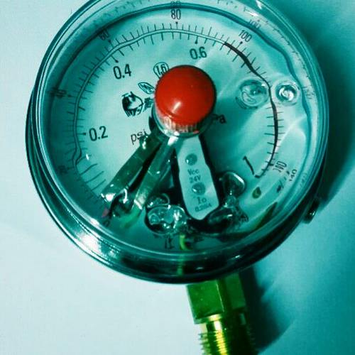 100mm  24v ynxc-100i  耐震电接点压力表 规格量程0.1-60MPA径向