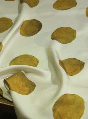 瓦娜家铜氨丝印花布料典雅东方复古茶黄色大波点丝滑仙气裙袍面料