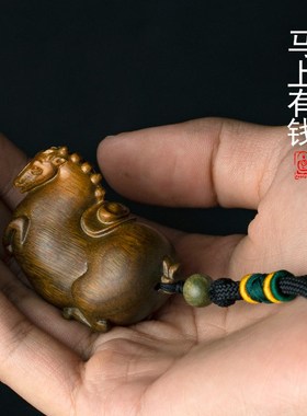 天然绿檀木实木雕刻生肖马上有钱摆件文玩手把件家居装饰品工艺品