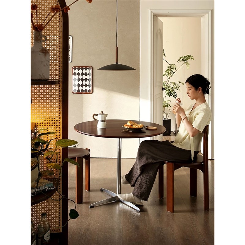 胡桃色实木小h圆桌小户型家用复古餐桌椅咖啡厅中古阳台茶几饭桌