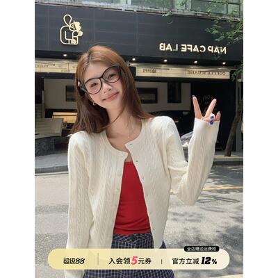 苏三三白色麻花毛衣外套