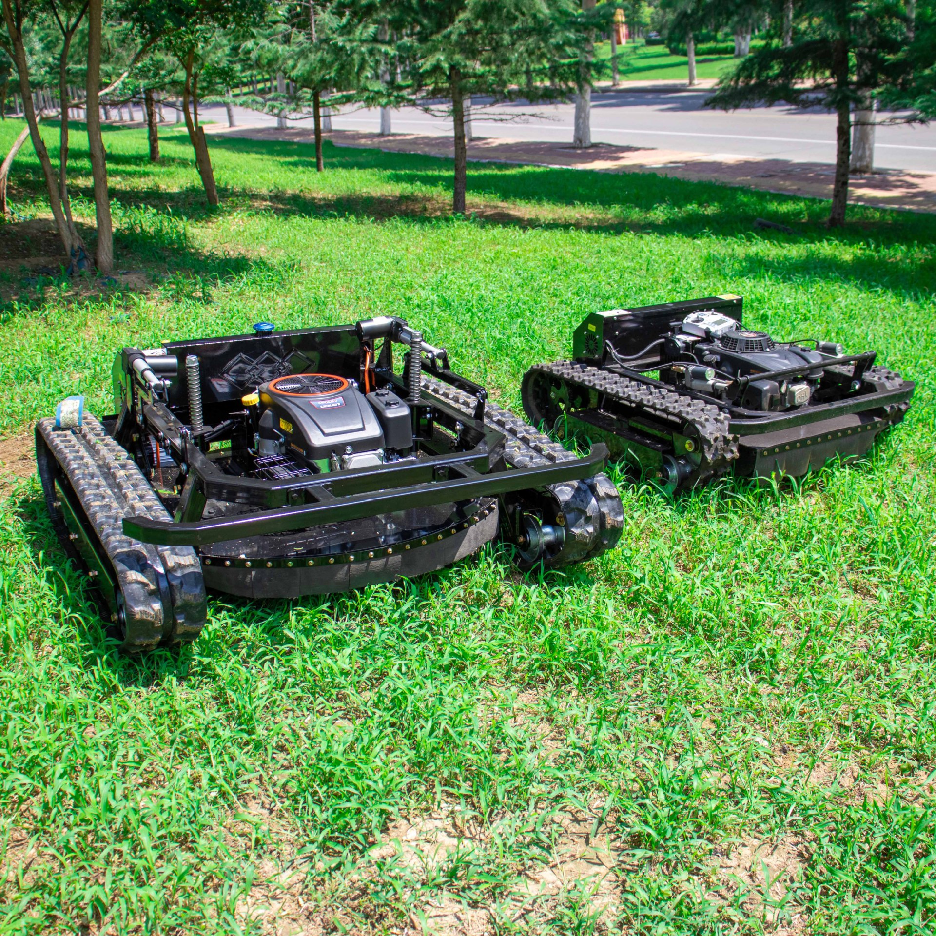 出口马来西亚智能遥控割草机 Robotic Lawnmower 汽油履带割草机