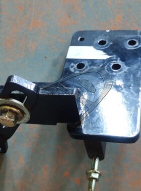 适配柳工820h装载机铲车空调压缩机支架原车配套东方红发动机