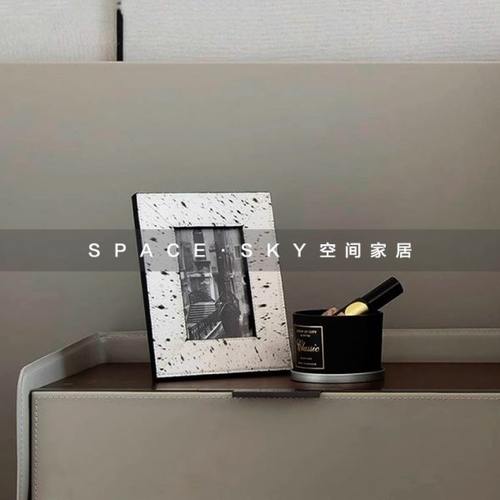 现代轻奢样板间卧室床头柜黑白马毛相框相架晶石香薰饰品组合摆件