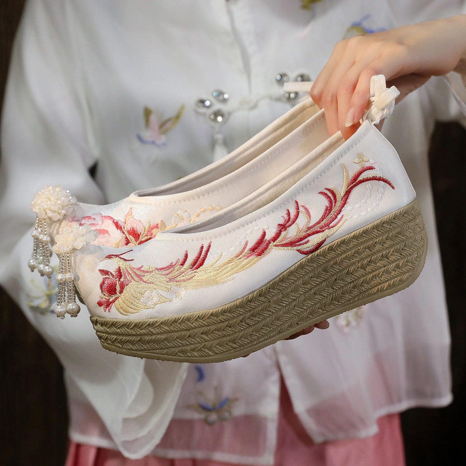 凤来仪明制新款厚底绣花汉服鞋