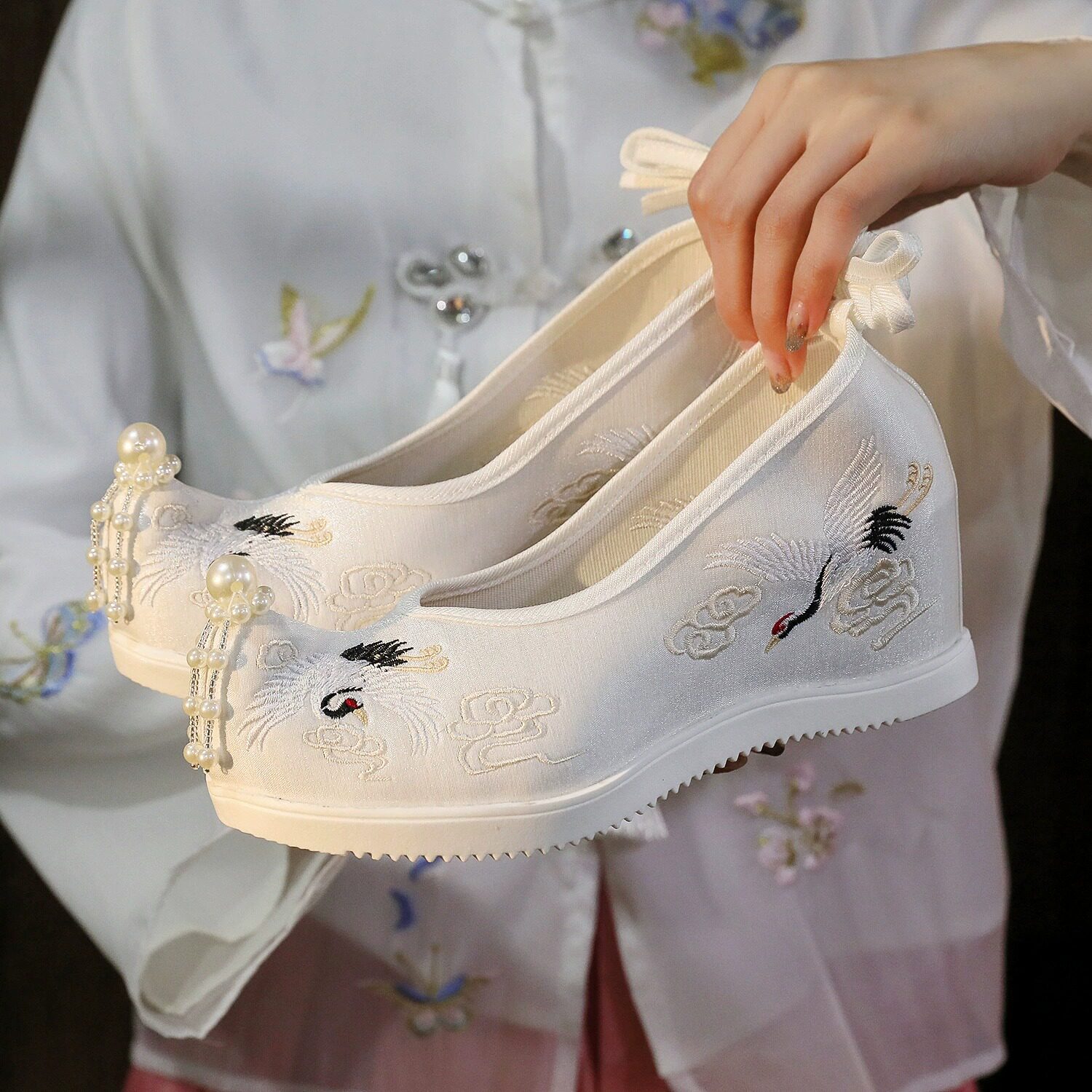 云鹤珍珠内增高翘头绣花汉服鞋