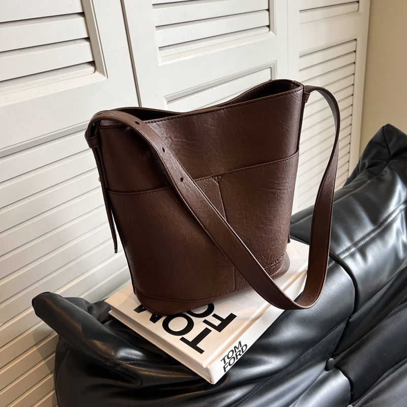 美拉德复古包包女2023新款潮大容量通勤水桶包休闲百搭单肩斜挎包