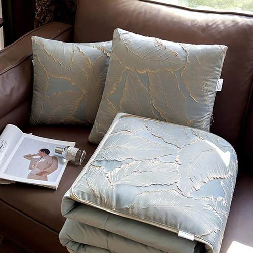 2025新款浮雕提花抱枕被子二合一两用靠垫午睡毯子车载车用