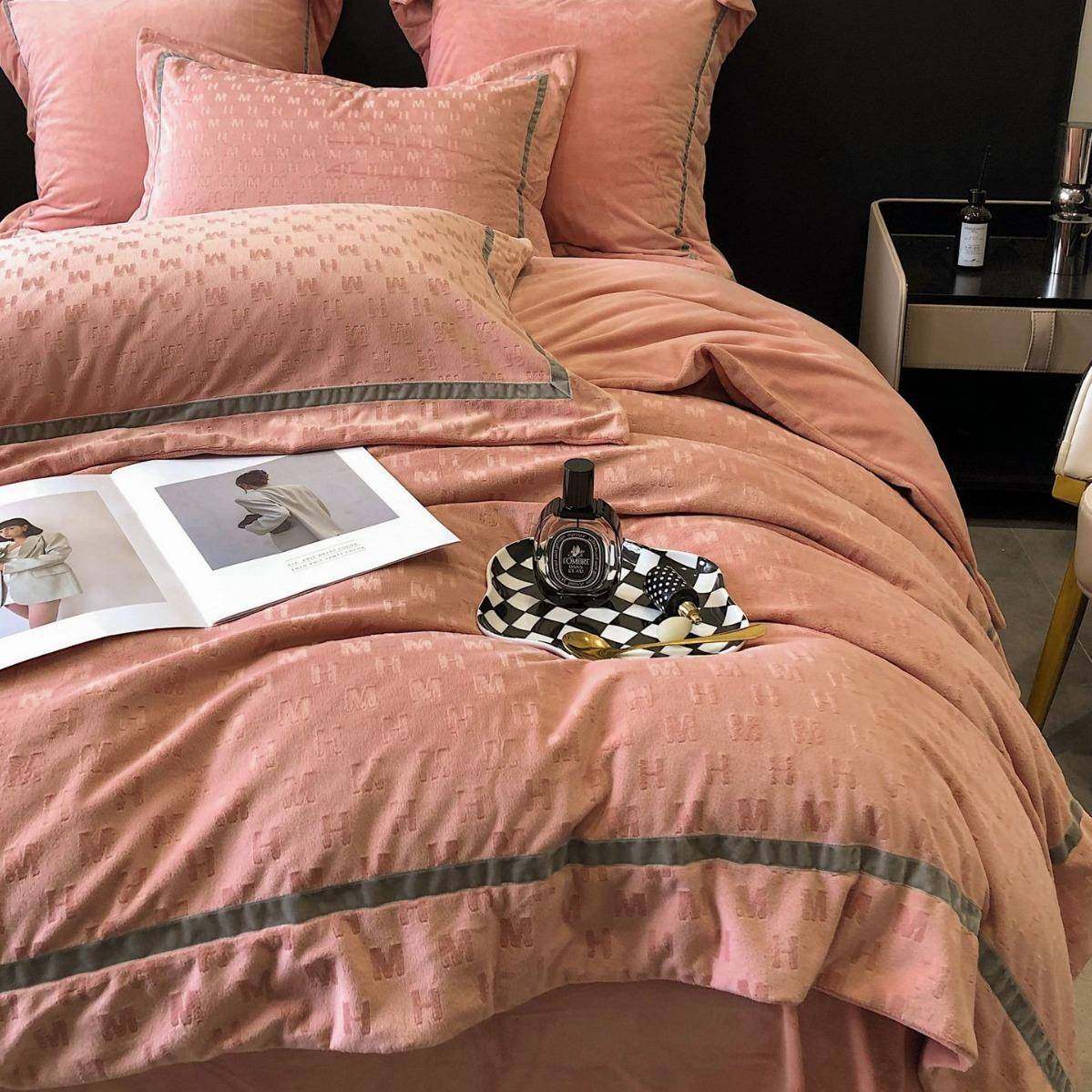 上秋冬轻带奢WO风保暖德芙绒四件套压花织加珊瑚绒被套床厚用品