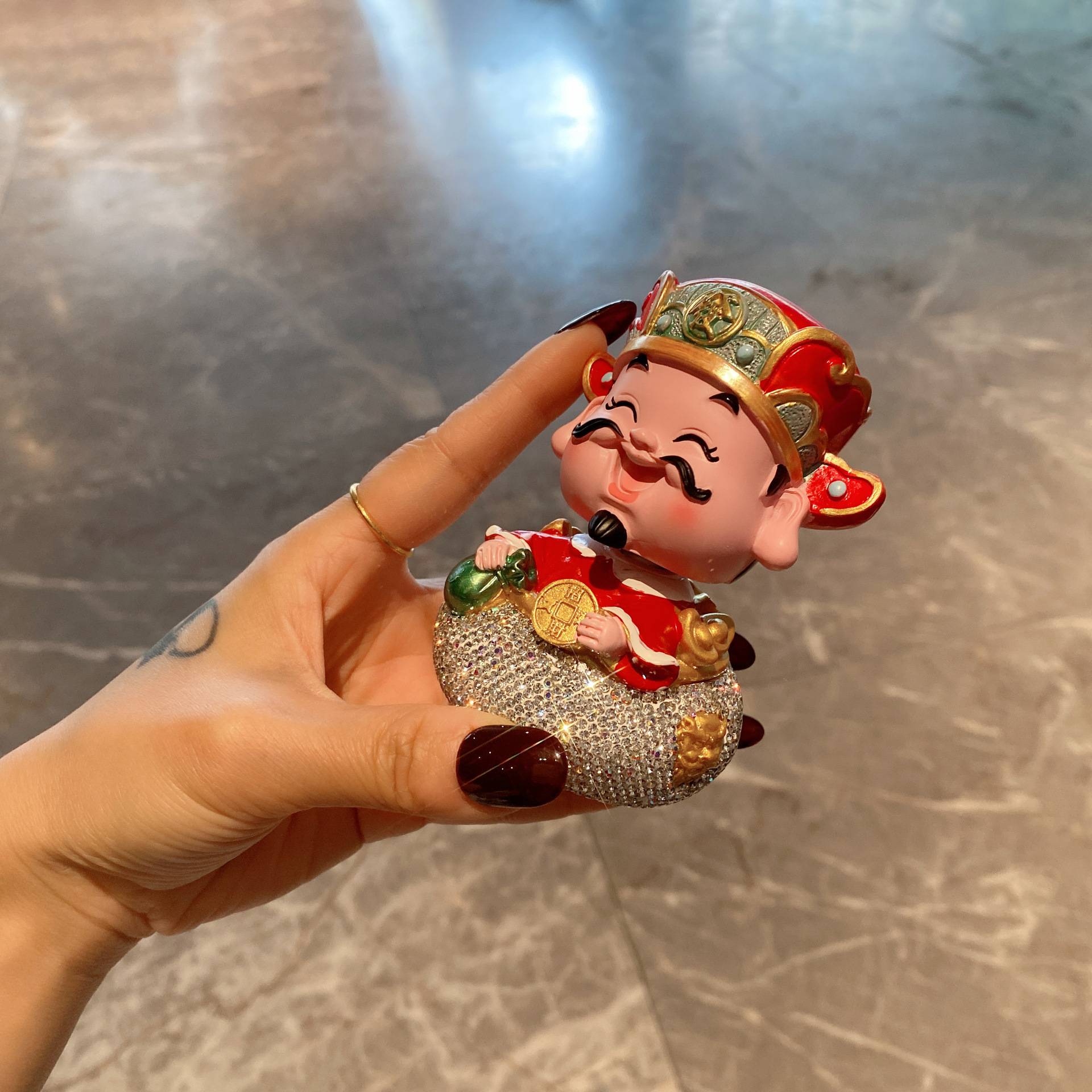 汽车创意摆件轻奢镶钻财神爷车载中控台装饰品网红款摇头个性公仔