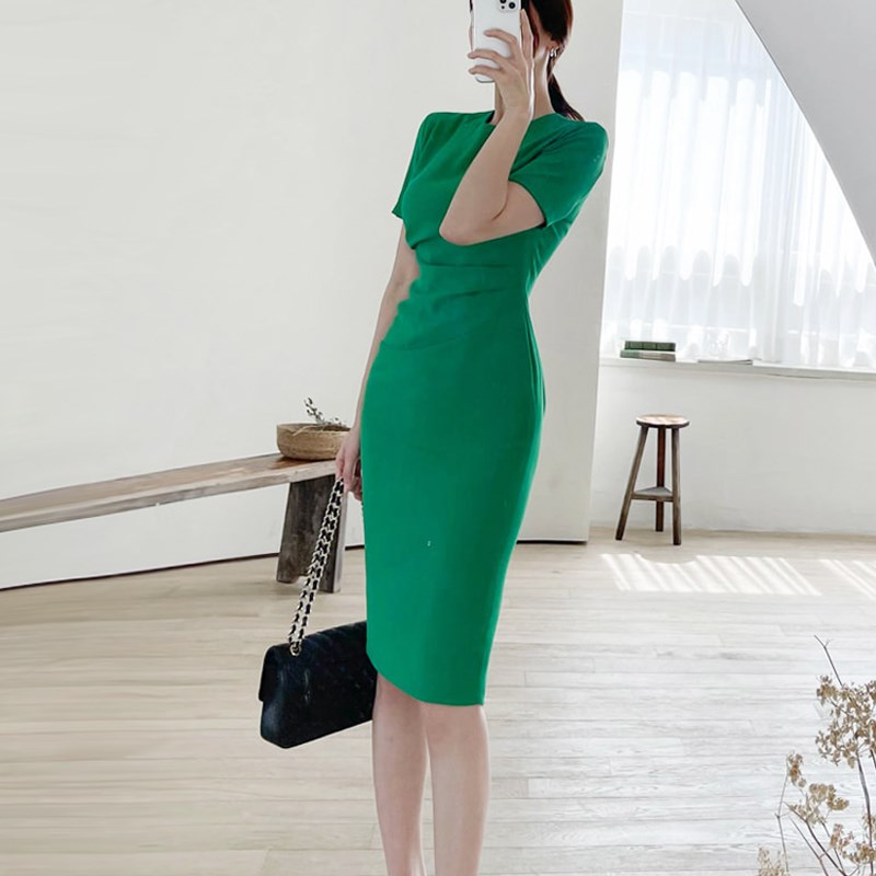 绿色连衣裙女职业通勤中长款裙子秋季新款气质收腰修身褶皱包臀裙
