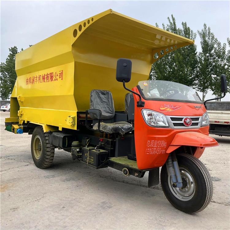 双侧出料养牛场撒料车三轮式五方饲料投喂机养殖场五方容量喂牛车