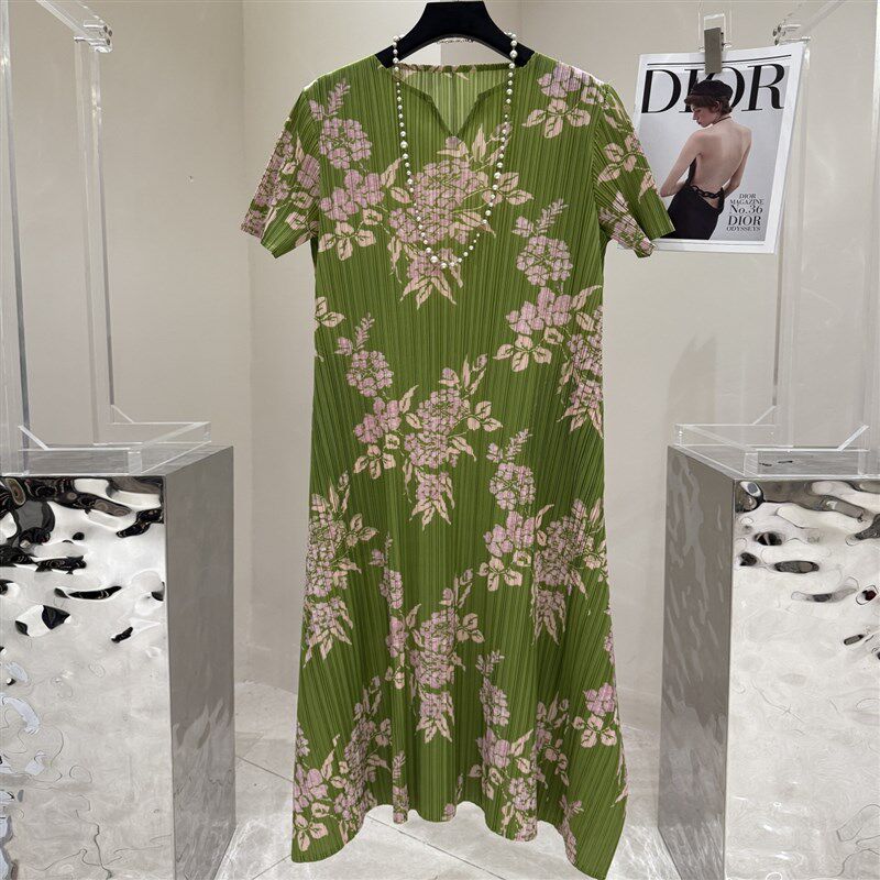 2025春装夏绿国风宽松母亲节礼品褶皱高贵优雅时尚妈妈连衣裙礼物