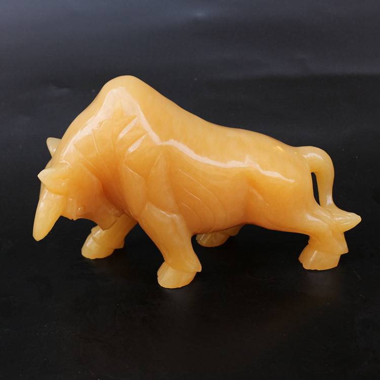 雕刻天然米黄玉牛摆件华尔街牛风水工艺品家居装饰