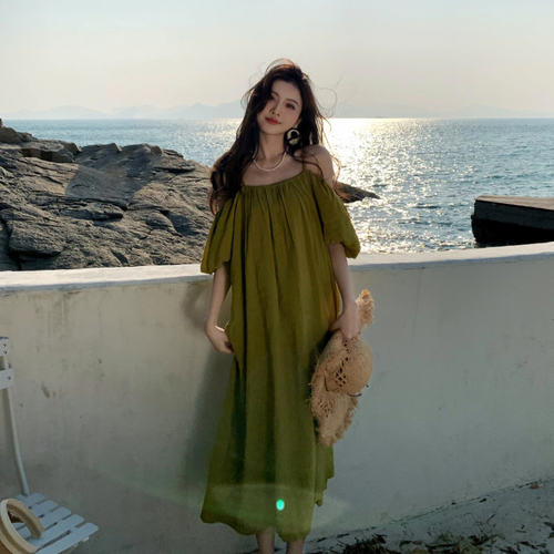 海滩夫人三亚海边度假沙滩裙绿色吊带裙一字肩连衣裙女夏宽松显瘦