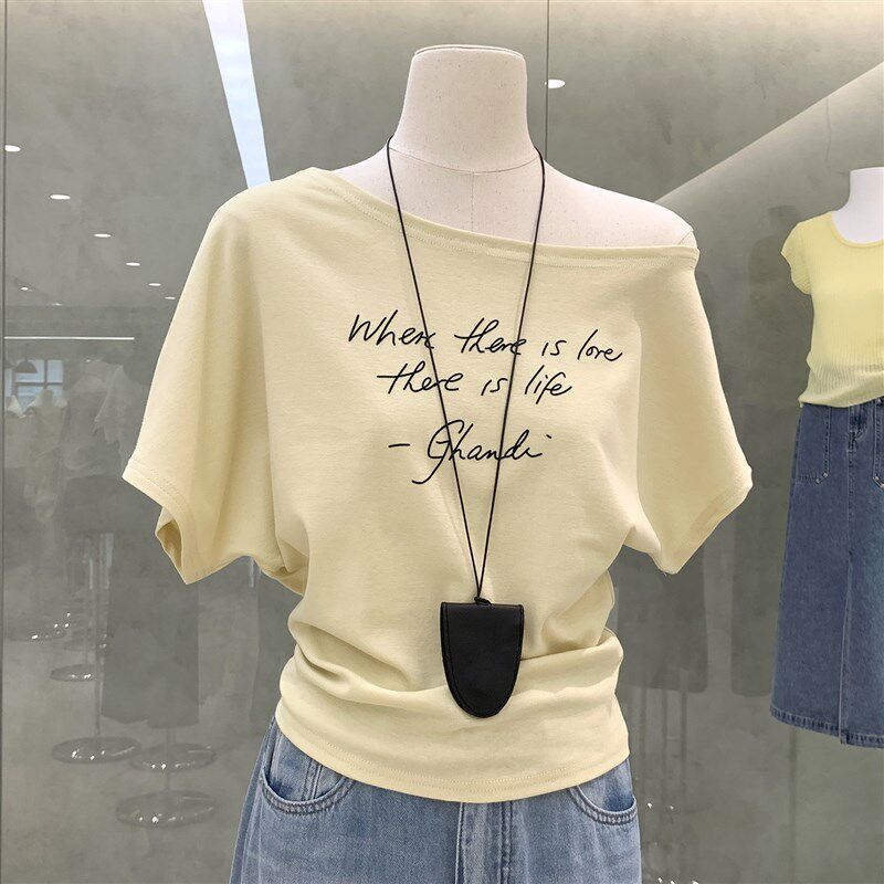 美式辣妹字母植绒斜肩短袖T恤女装2025新款露肩松弛感上衣配挂件