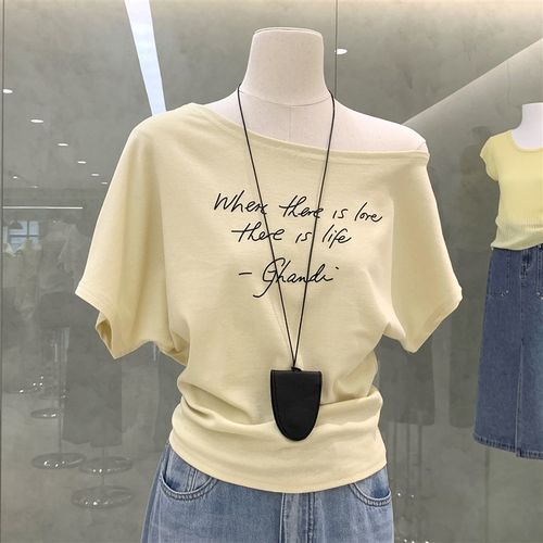 美式辣妹字母植绒斜肩短袖T恤女装2025新款露肩松弛感上衣配挂件