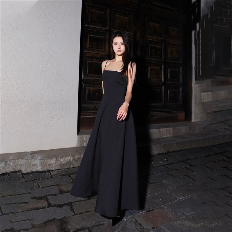 黑色吊带无袖一字领连衣裙女2024新款立体条纹A字裙蓬蓬裙