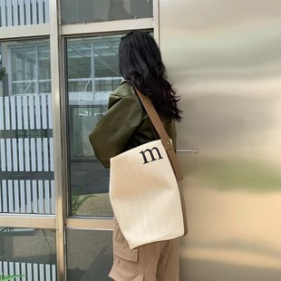 小众包包2024早秋新款高级感宽肩带帆布水桶包女大容量通勤单肩包