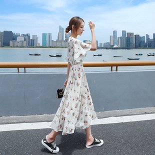 2021年新款雪纺碎花连衣裙女夏季小清新收腰显瘦气质喇叭袖裙子仙