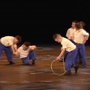 新小荷风采大院里的小男孩表演服物五四青年童装宝蓝色裤子演出服