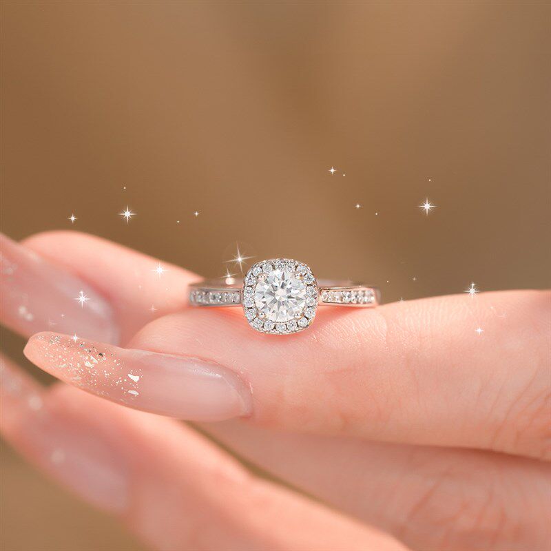 莫桑石钻戒女公主方50分1克拉2纯银方形求婚结婚秘饰闭口婚戒戒指