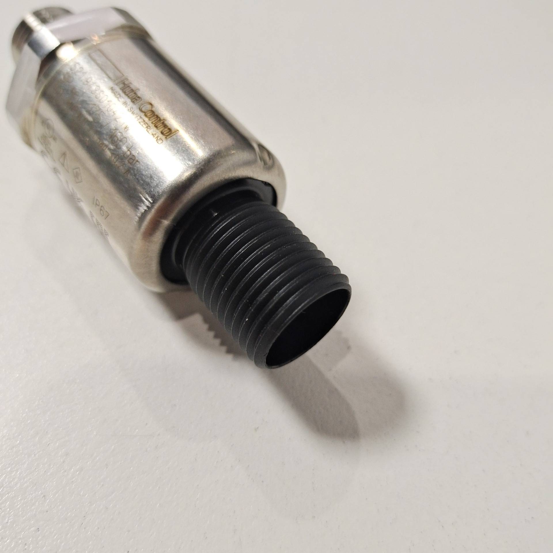 HUBA电子式压力开关 量程175/160bar PNP输出 螺纹G1/4 Swift接头