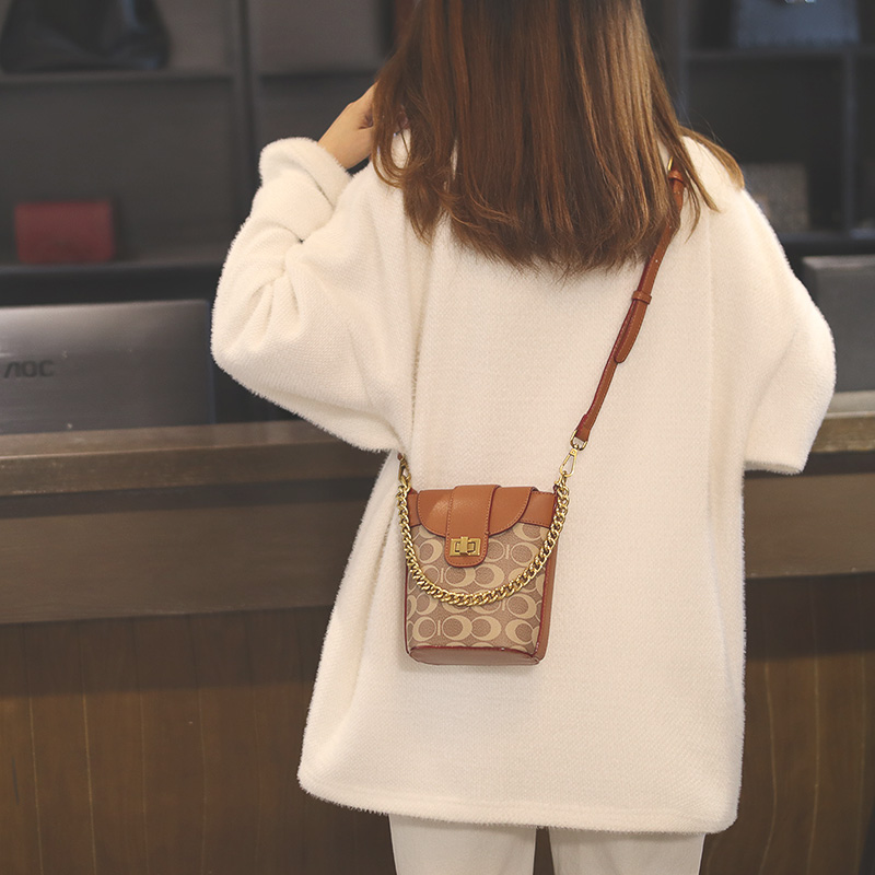 秋冬大容量水桶包包女2022新款潮小众设计今年流T行高级感洋气斜