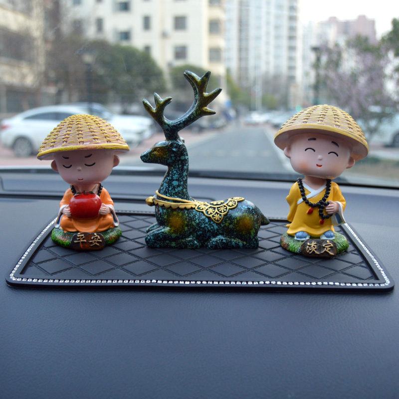 车载摆件汽车内装饰n用品大全车上中控台摆件一路平安鹿摇头小和