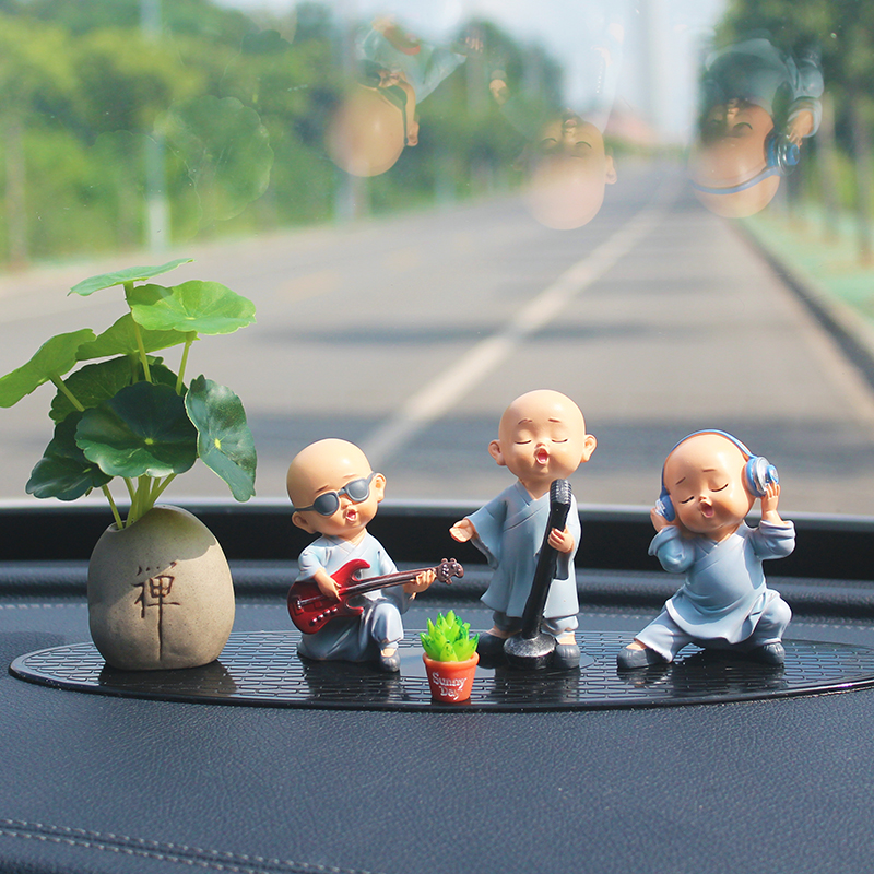 创意车载摆件乐队小和尚t汽车装饰用品中控台车内饰品车上香薰男