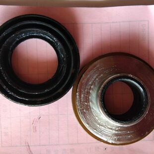 福田雷沃谷神水稻收割机配件RG40RG50支重轮油封座总成