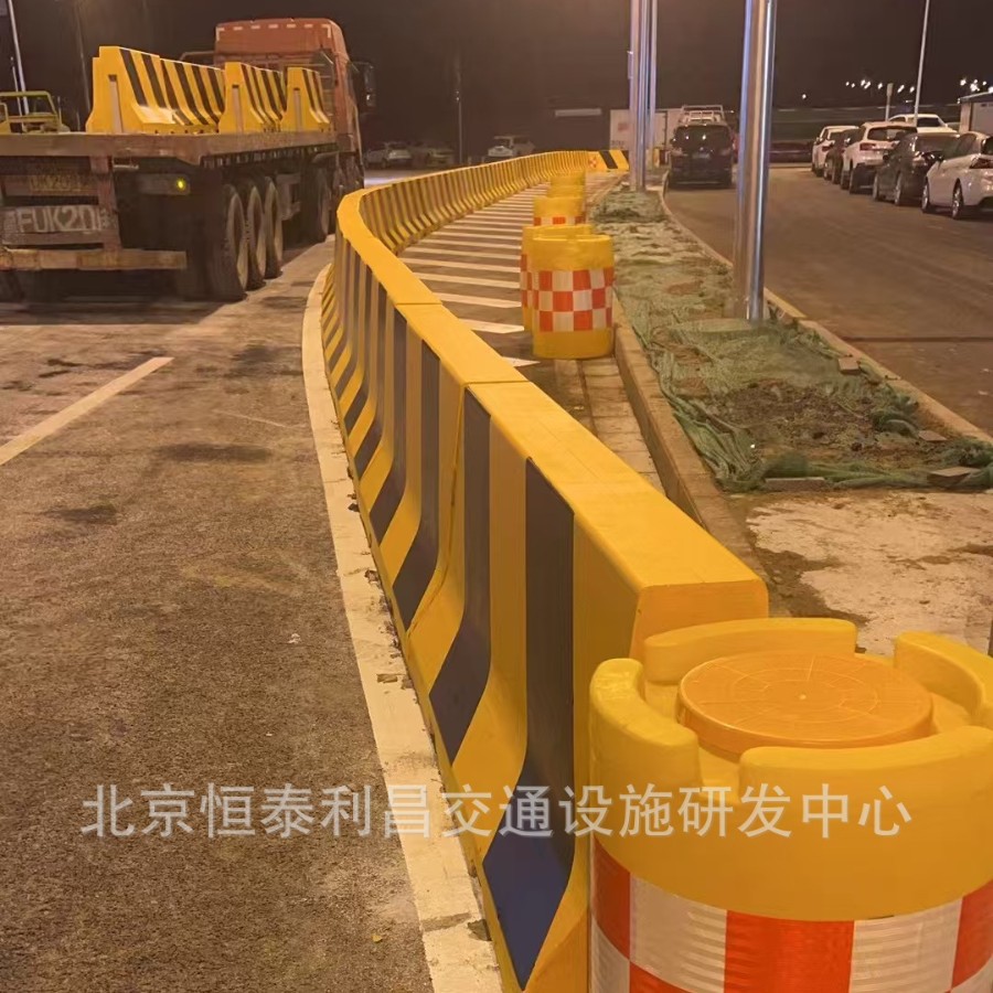 北京恒泰学校门口用水泥防撞墩 内含国标钢筋 表面颜色经久不退色