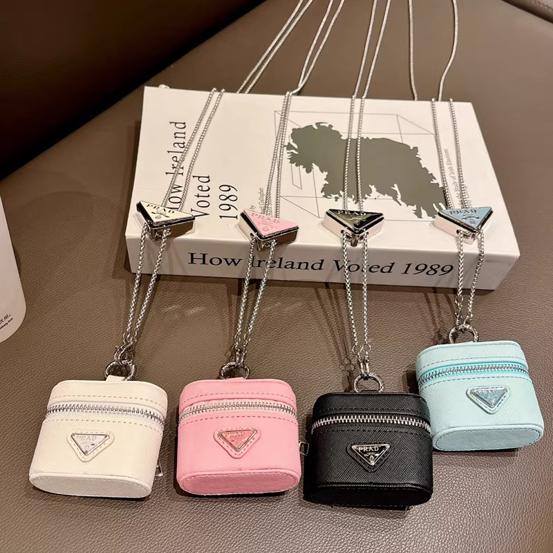 简约潮牌皮质耳机包高级感适用AirPods4保护壳airpodspro3保护套斜挎链条pro2代蓝牙耳机壳3/4代挂脖绳女款