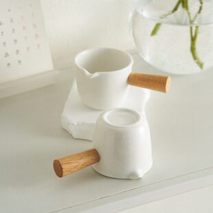 肆月日式白色陶瓷小奶盅迷你浓缩咖啡奶罐木柄量杯带刻度导流嘴杯
