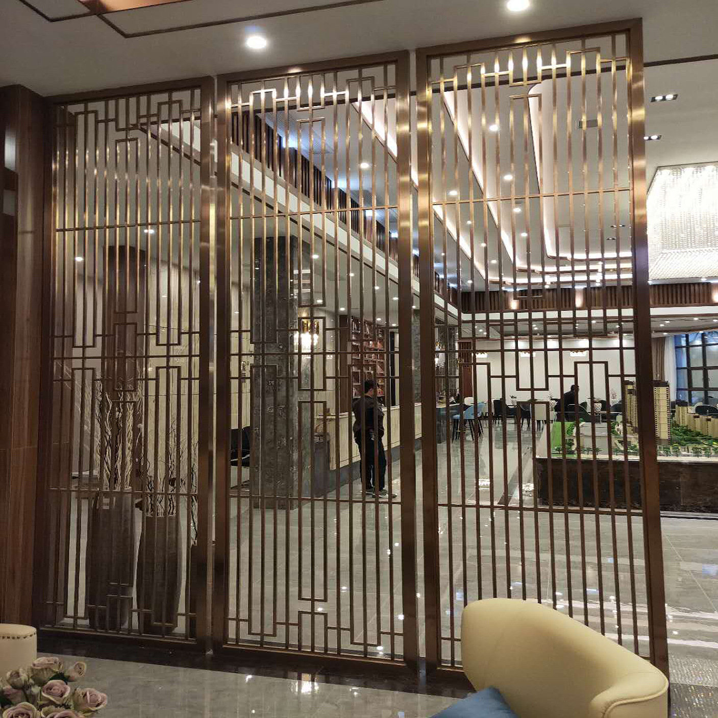 酒店大堂轻奢金属格栅客厅镂空隔断装饰玄关新中式不锈钢花格屏风
