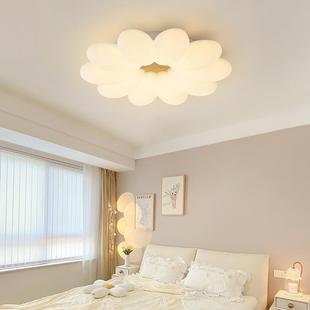 广东中山灯具奶油风温馨浪漫花朵护眼儿童房卧室灯原木房间吸顶灯