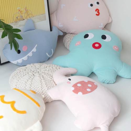 冰丝感毛巾绣抱枕居家办公午休靠垫枕头创意动物卡通靠垫现货