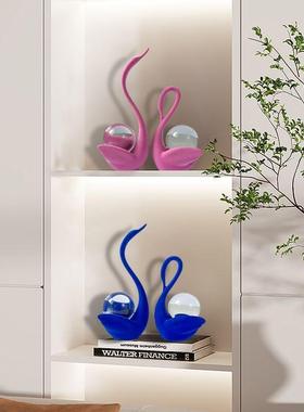 现代简约水晶球植绒天鹅摆件小众艺术家居客厅卧室电视柜酒柜饰品