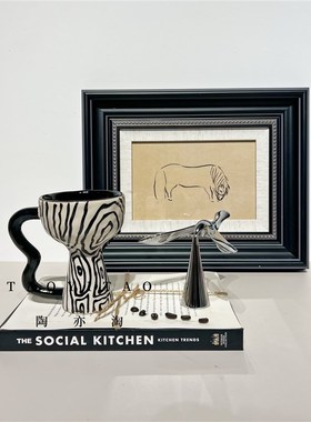 现代轻奢中古e侘寂风卧室床头柜摆件装饰画复古风香薰咖啡杯样板