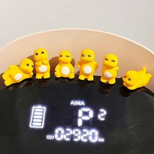 可爱治愈系奶龙公仔玩偶车载摆件新款仪表台配饰电动车装饰小配件