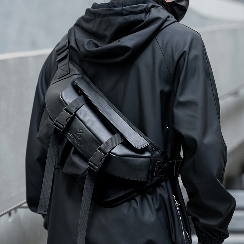 斜挎包男胸包休闲机能邮差包日系骑行工装斜背包潮流夏.季小包男