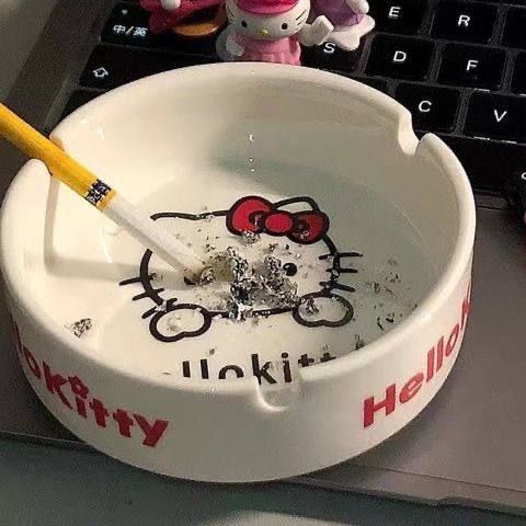 可爱卡通陶瓷烟灰缸家用装饰摆件时尚烟灰缸KT猫送女闺蜜男友礼物