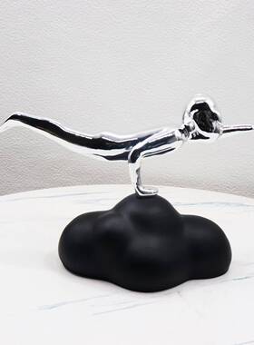 简约现代银色黑色树脂趣味云朵飞行员雕塑 客厅电视柜样板房摆件