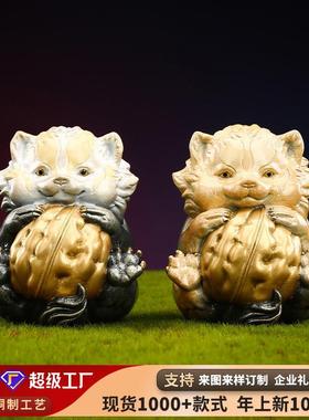 彩铜合家欢可爱獾抱核桃家居礼品摆件桌面生日礼品卡通动物摆设