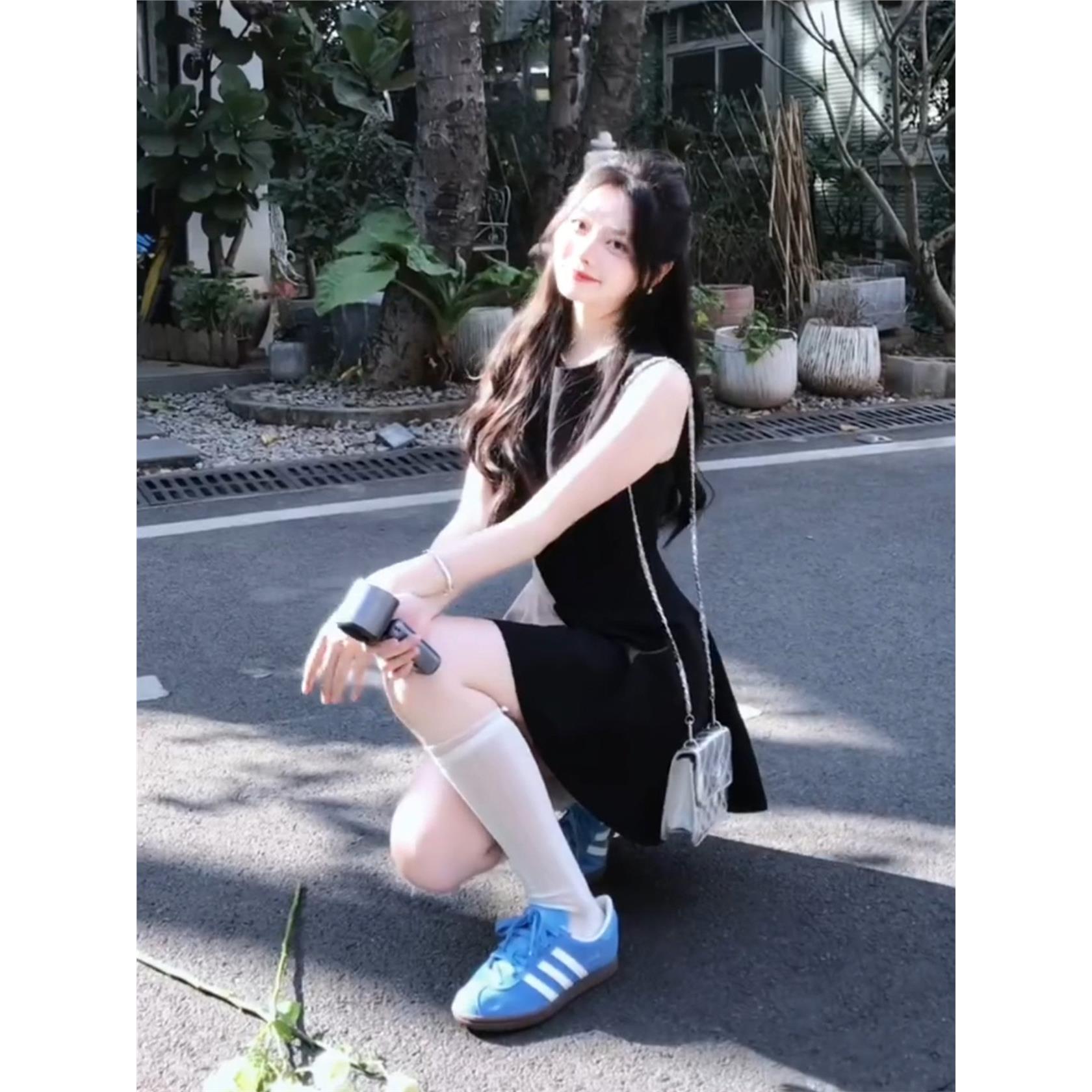 黑色无袖背心小上衣包臀