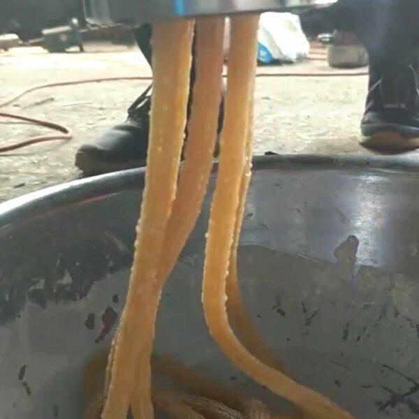 辣条机价格牛筋面机100型号全自动辣片辣棒机器麻辣条机 热干面机