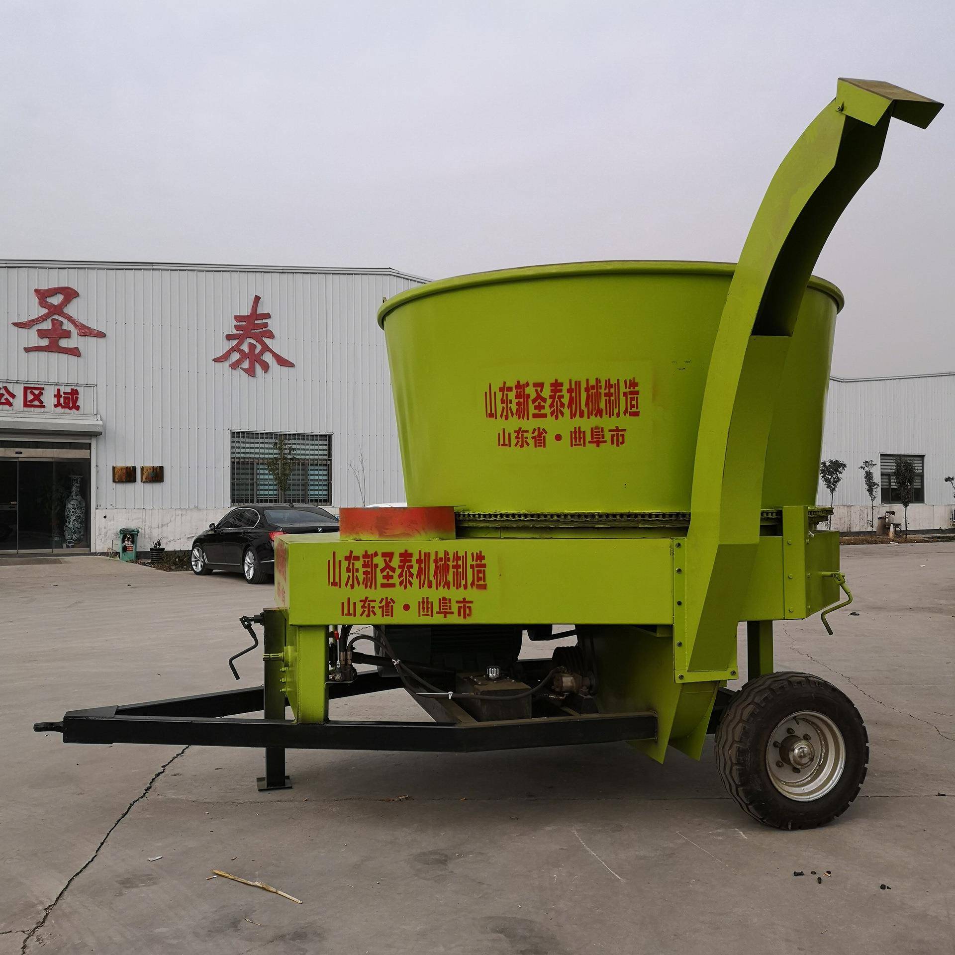 可拖拉机带动圆盘式草捆粉碎机报价高喷型圆盘式草捆粉碎机效果