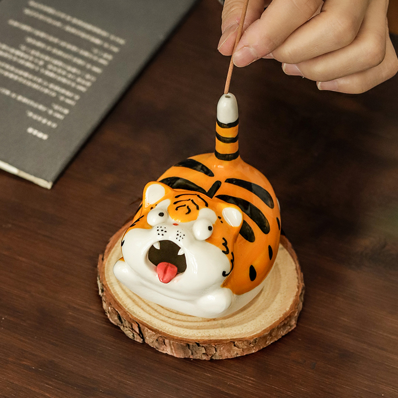 可爱桌面老虎摆件陶瓷香插线y香创意茶宠生肖不倒翁客厅茶几家用
