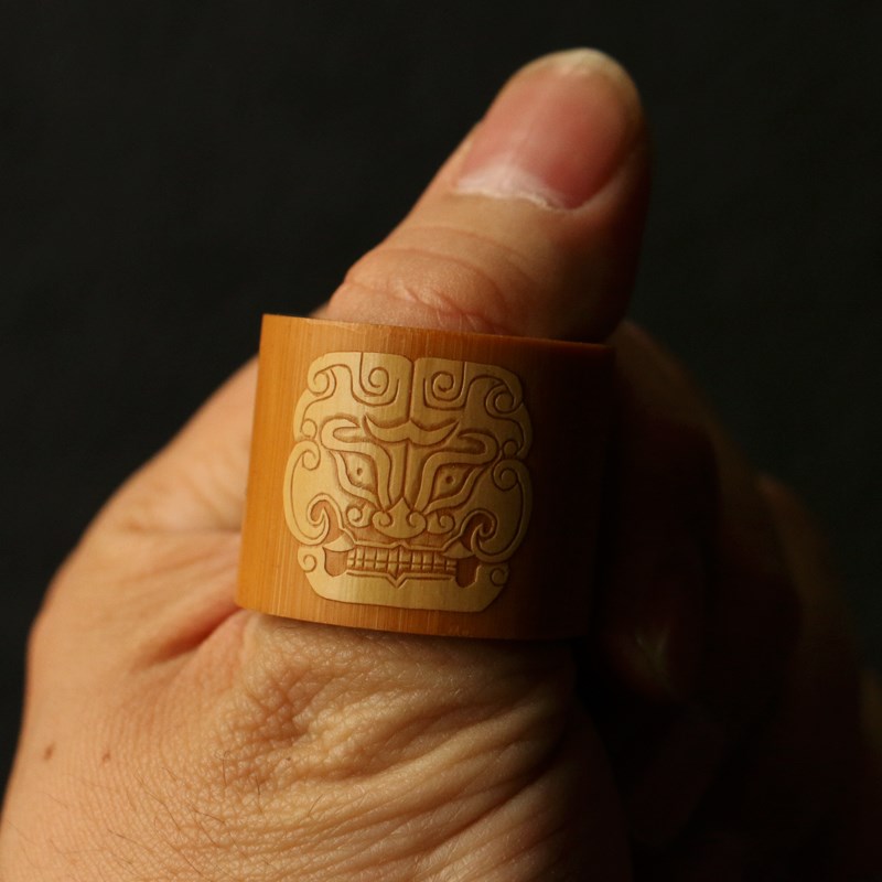 精品名家戚挺飞纯手工留青雕刻兽头图老玉竹文玩扳指竹指环